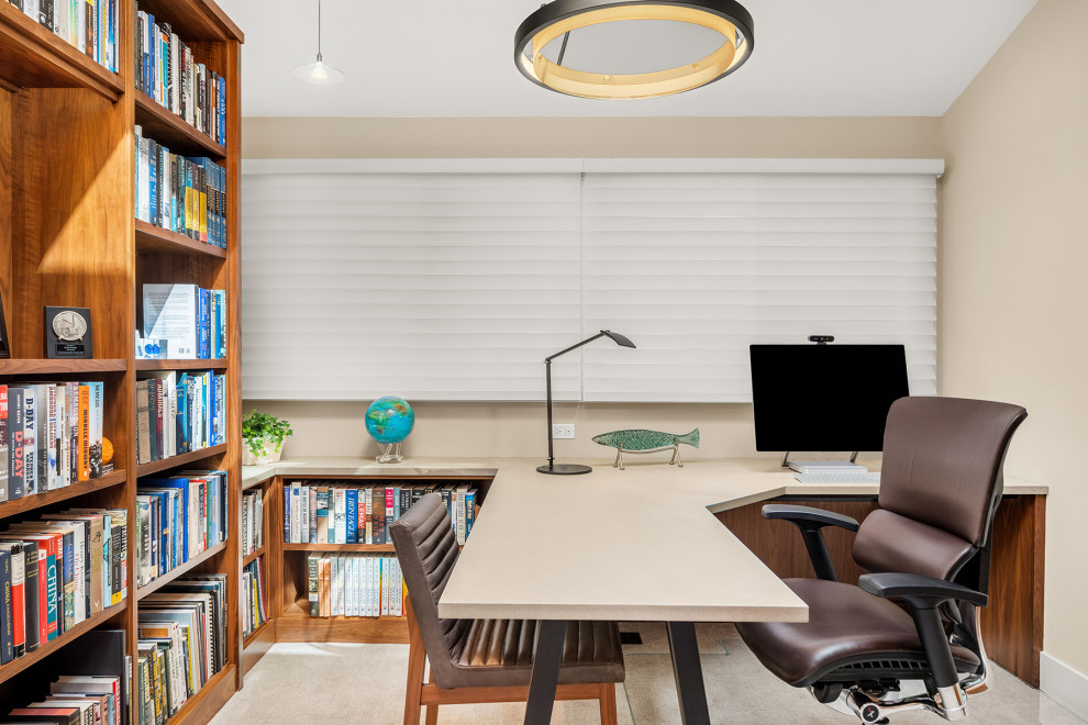 Inspiration pour un petit bureau traditionnel avec une bibliothèque ou un coin lecture, un mur beige, moquette, un bureau intégré, un sol gris et un plafond voûté.