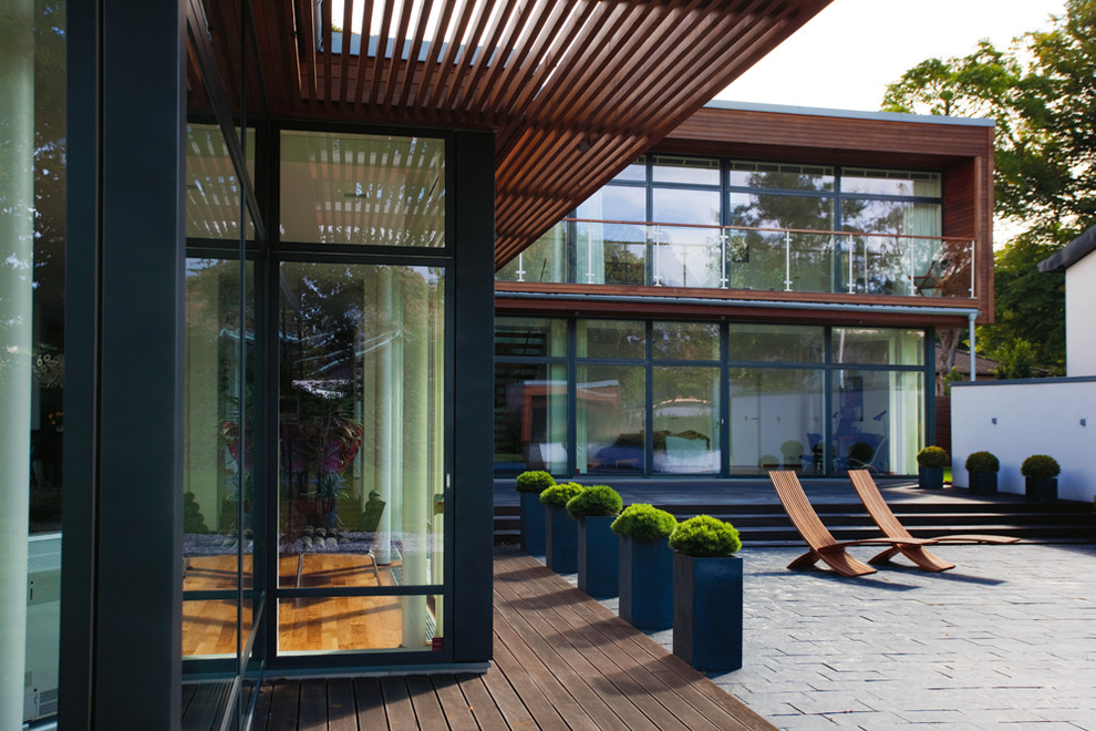 Design ideas for a modern patio in Gothenburg.