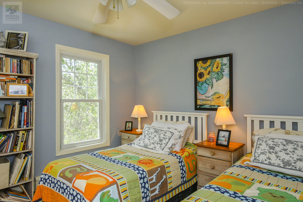 Modelo de dormitorio de tamaño medio con paredes azules y suelo de madera en tonos medios