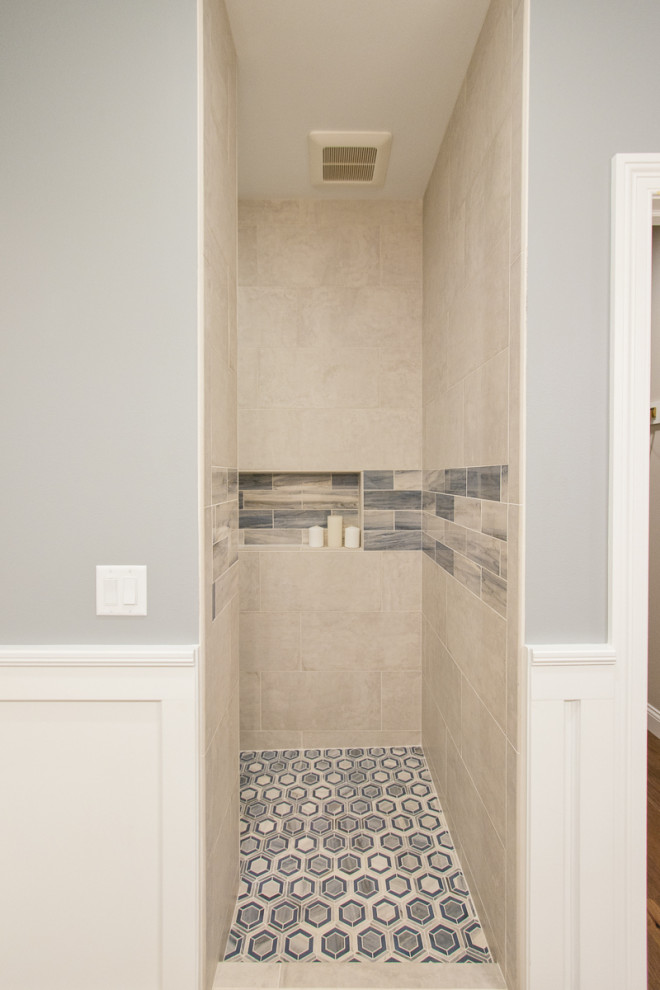 На фото: главная ванная комната в стиле неоклассика (современная классика) с угловым душем, серыми стенами, полом из керамогранита, синим полом, открытым душем и панелями на стенах с