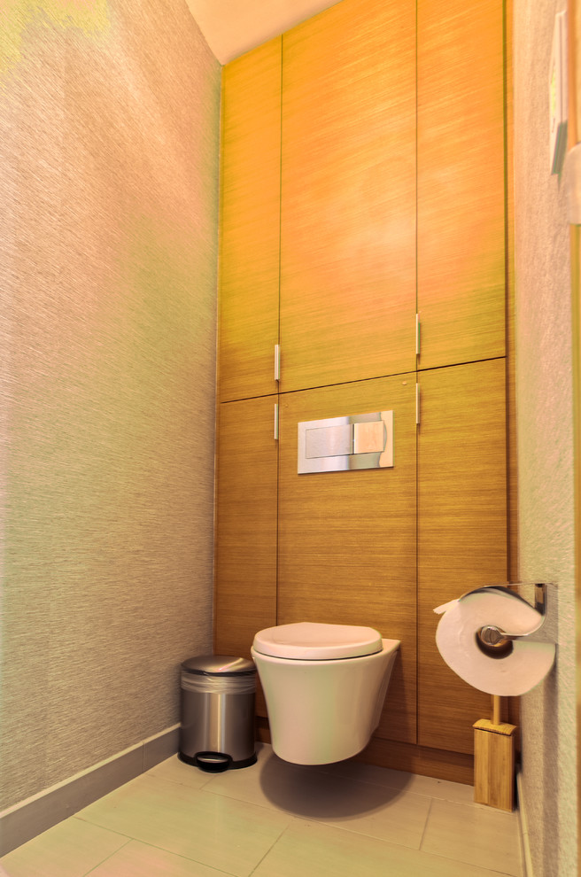 Idéer för mellanstora funkis grått en-suite badrum, med släta luckor, skåp i mellenmörkt trä, ett fristående badkar, en kantlös dusch, en bidé, grå kakel, porslinskakel, vita väggar, klinkergolv i porslin, ett undermonterad handfat, bänkskiva i akrylsten, grått golv och dusch med gångjärnsdörr