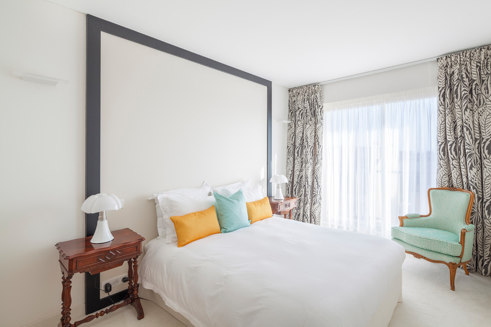 Exemple d'une grande chambre chic avec un mur blanc et un sol blanc.