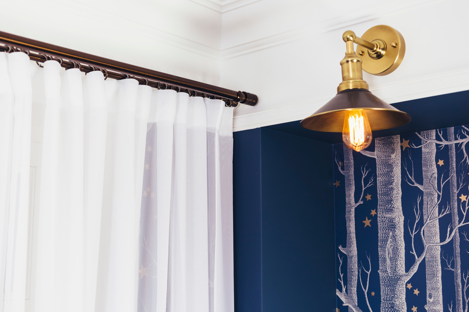 Декоративные карнизы на примере нашего проекта "Дом в английском стиле"