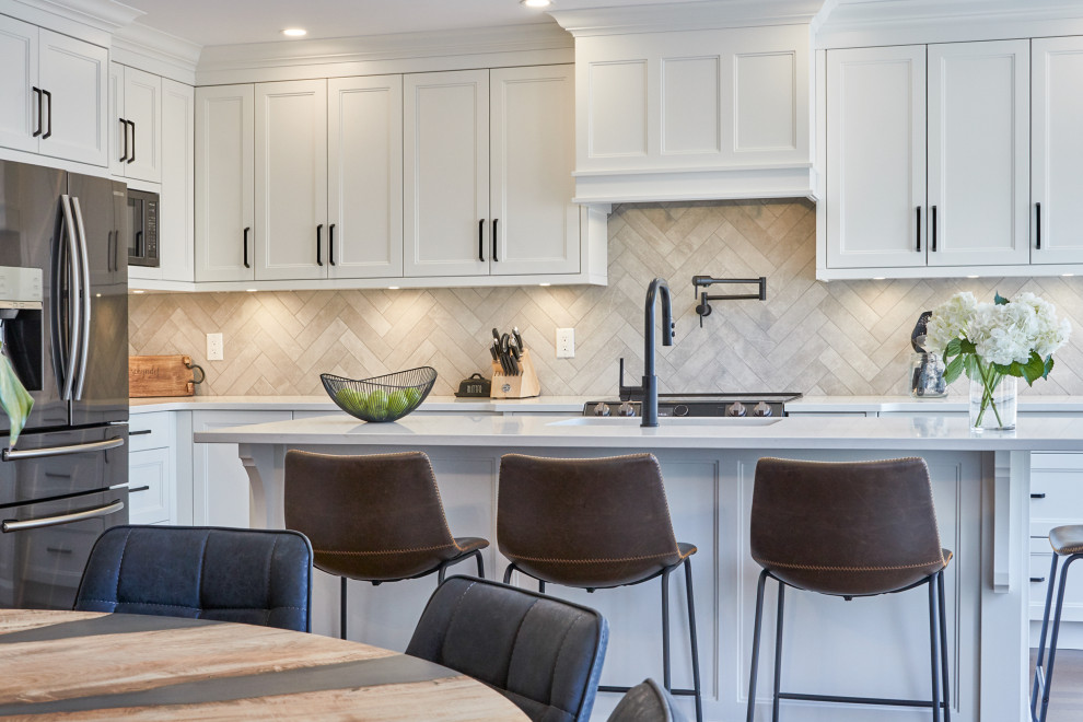Transitional kitchen photo in Toronto