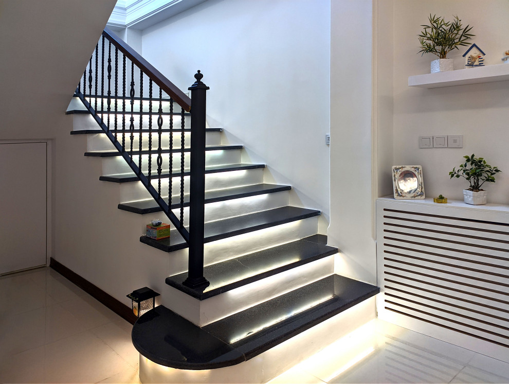 На фото: п-образная бетонная лестница среднего размера в средиземноморском стиле с мраморными ступенями и перилами из смешанных материалов