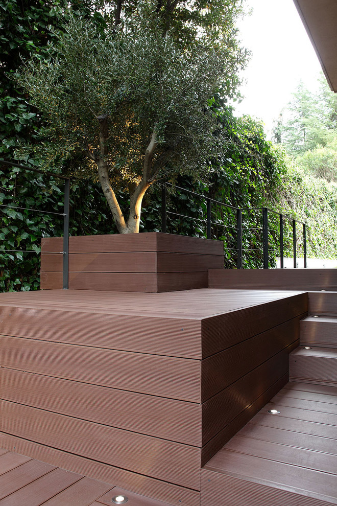 Modern front yard driveway in Madrid with decking.