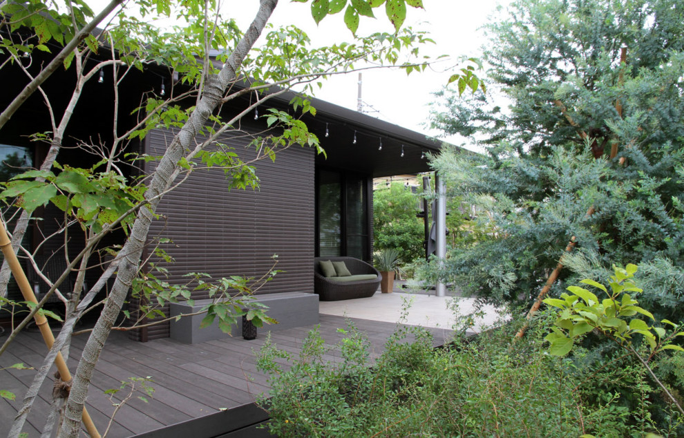 Esempio di un ampio giardino moderno esposto in pieno sole davanti casa in estate con pedane