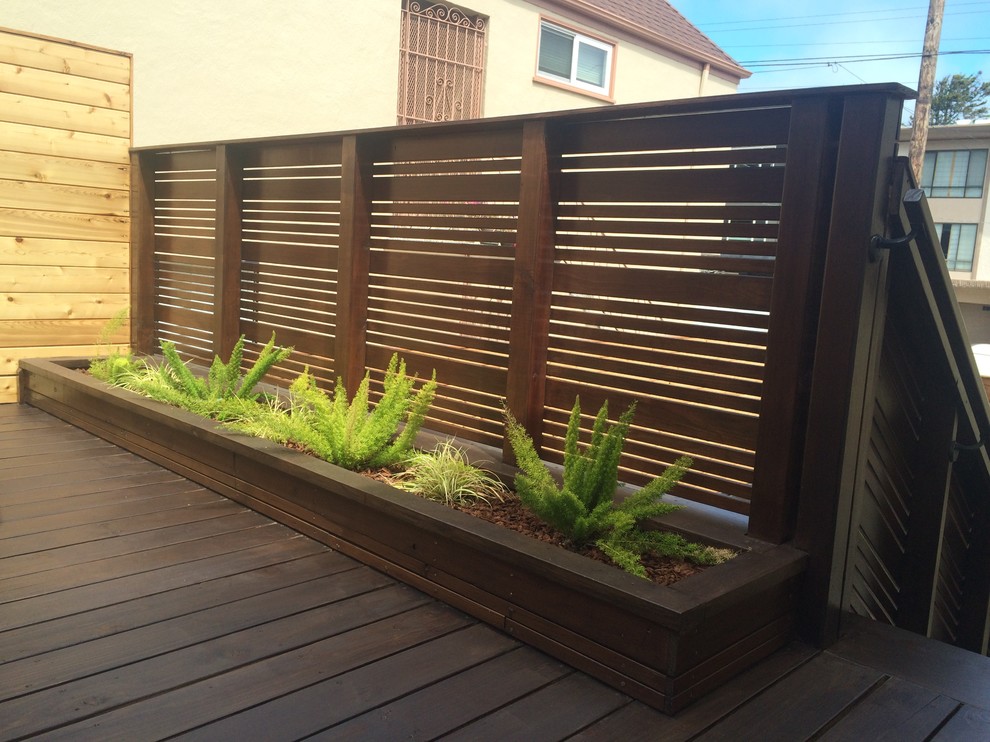 Inspiration for a mid-sized modern backyard patio in San Francisco with a container garden, decking and no cover.