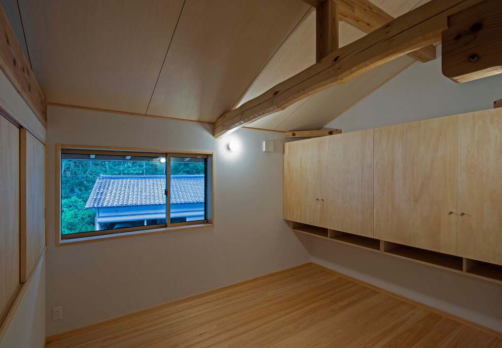 Ejemplo de dormitorio principal y beige tradicional pequeño con paredes blancas, suelo de madera clara y suelo beige