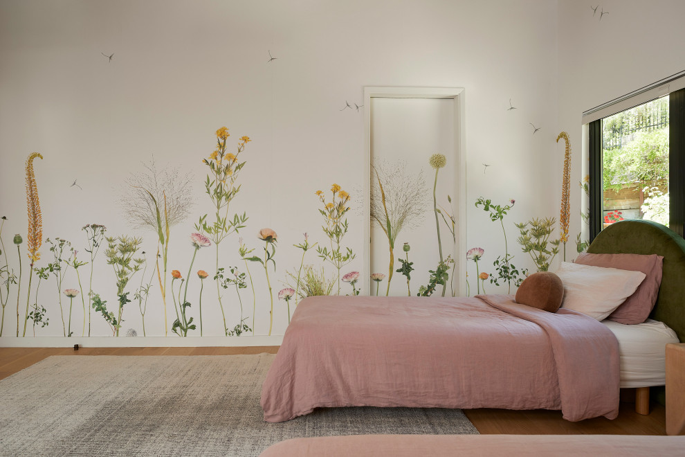 Ejemplo de dormitorio infantil de 4 a 10 años retro grande con paredes multicolor, suelo de madera clara, suelo marrón, madera y papel pintado