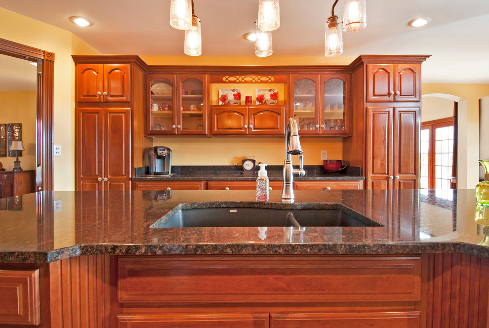 Transitional kitchen photo in Columbus