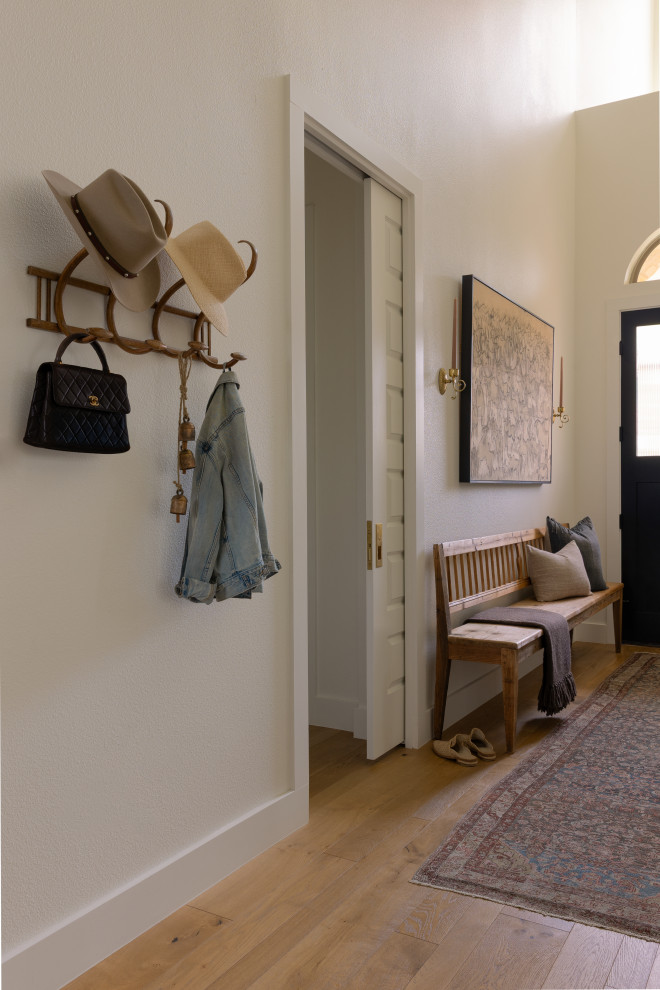 Example of a transitional entryway design in Austin