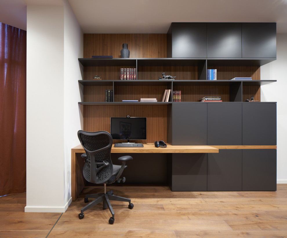 Home office - contemporary home office idea in Yekaterinburg