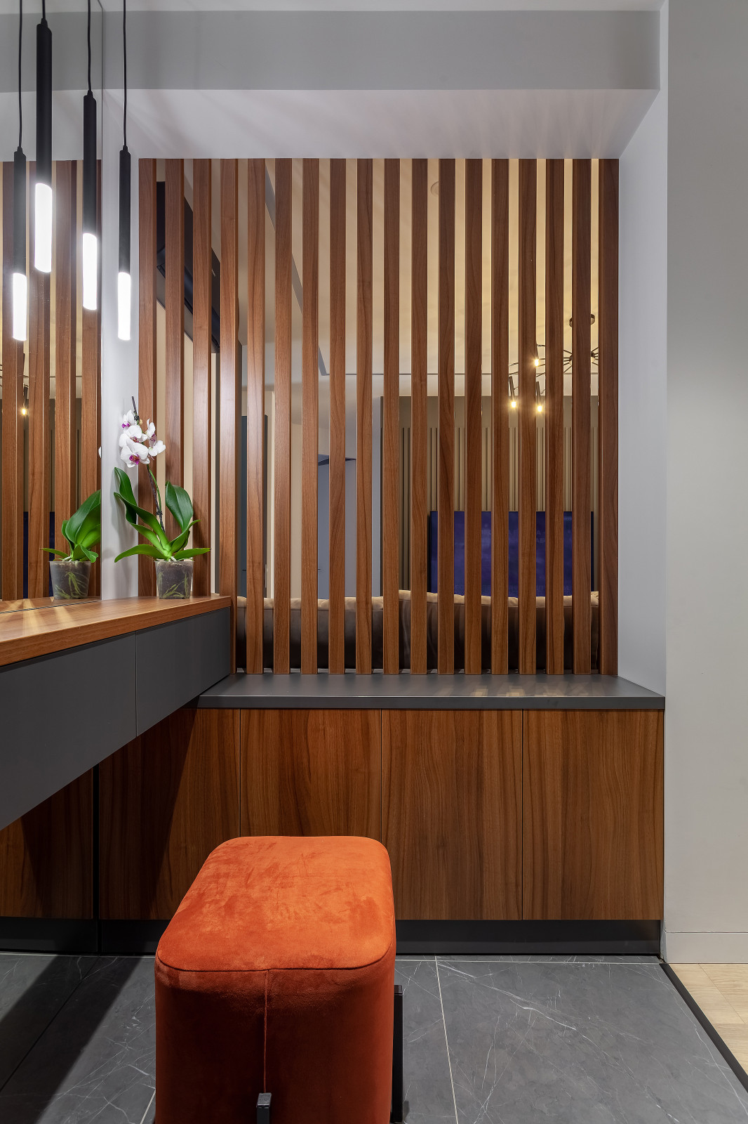 Реечная перегородка отделяет локацию прихожей от гостиной