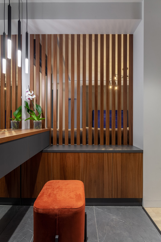 Реечная перегородка отделяет локацию прихожей от гостиной