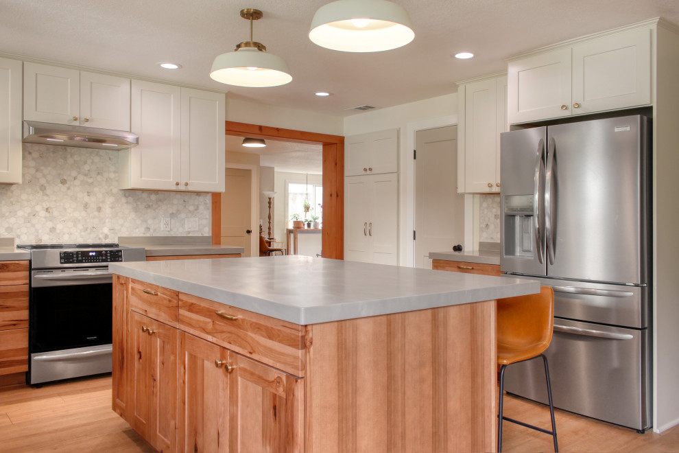 Exempel på ett mellanstort modernt grå grått kök, med en undermonterad diskho, skåp i shakerstil, skåp i mellenmörkt trä, bänkskiva i koppar, grått stänkskydd, stänkskydd i marmor, rostfria vitvaror, ljust trägolv, en köksö och brunt golv