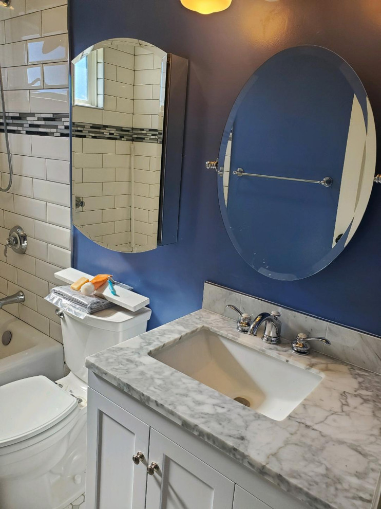 Idee per una stanza da bagno di medie dimensioni con ante in stile shaker, ante bianche, pareti blu, un lavabo e mobile bagno incassato