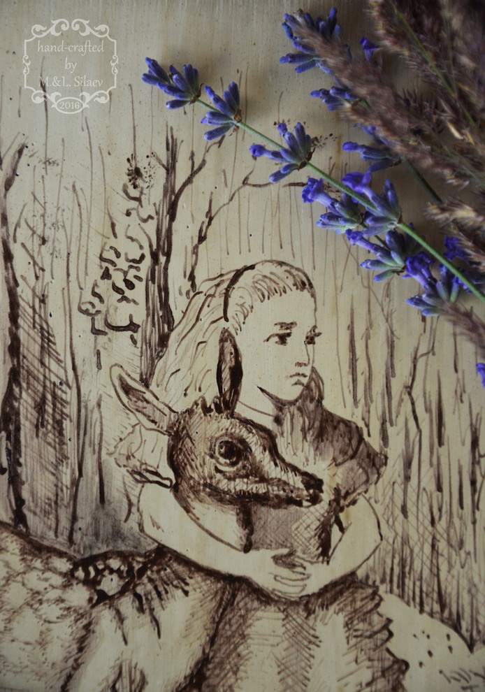 Графика на дубе "Алиса в зазеркалье" для украшения интерьера.