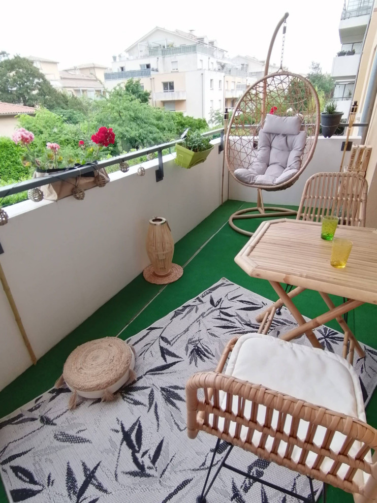 Esempio di un piccolo balcone d'appartamento tropicale con un parasole