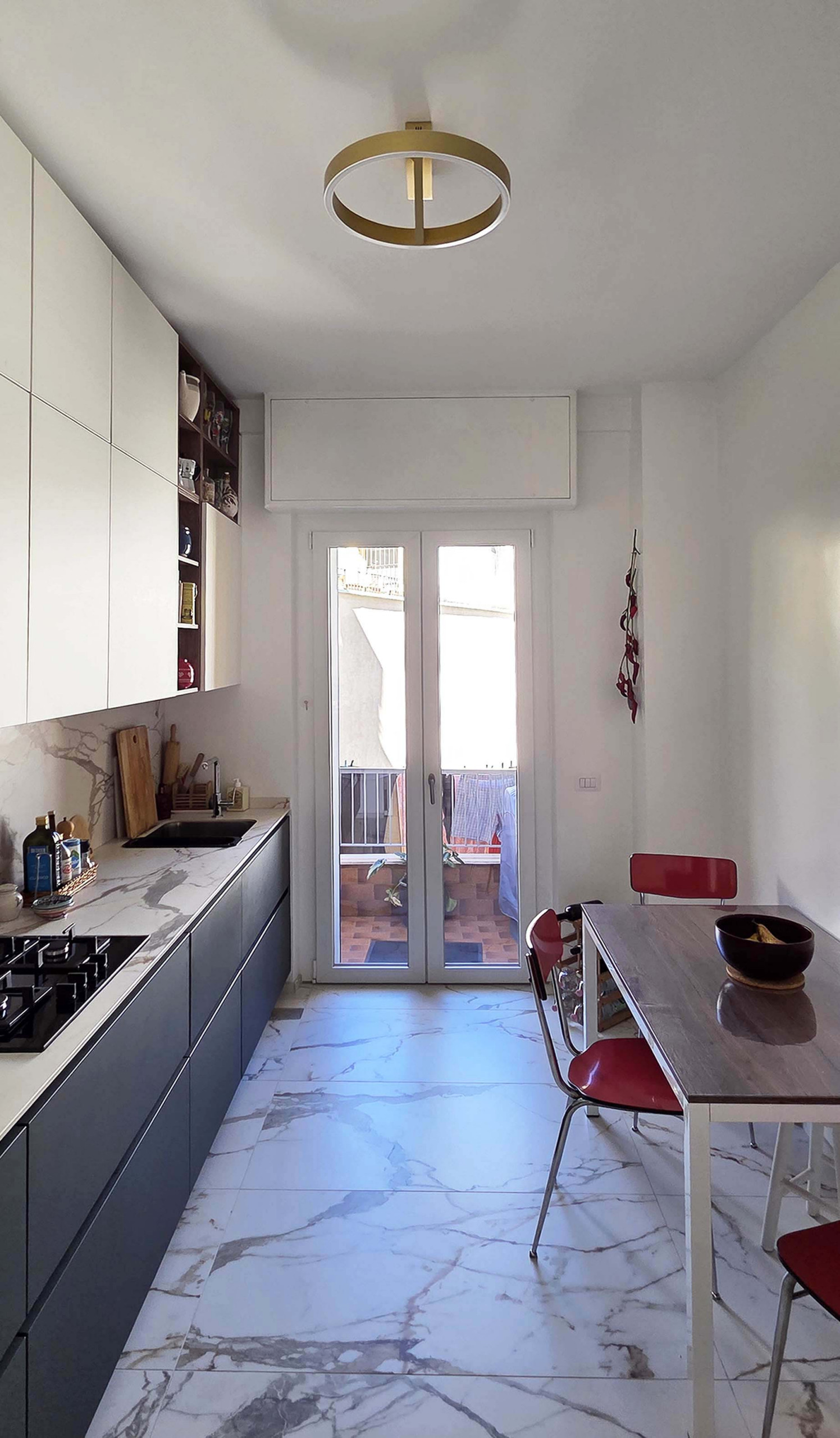 Ristrutturazione cucina e arredi su misura per ingresso e camera a Milano