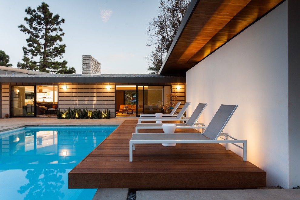 Photo of a midcentury deck in Los Angeles.