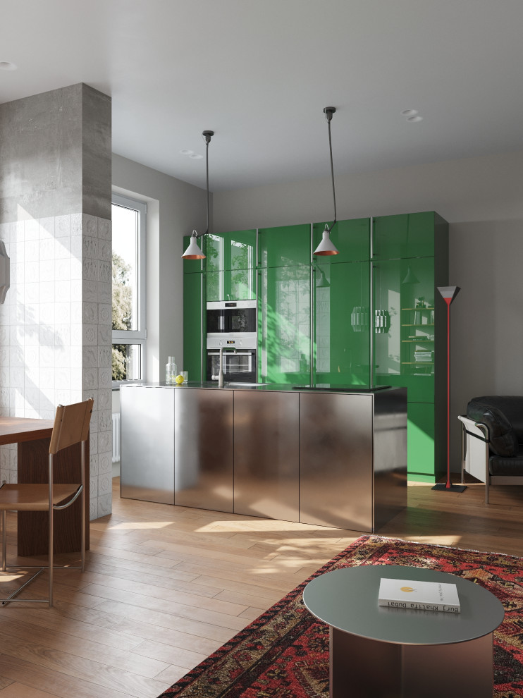 Idéer för stora funkis parallellkök, med gröna skåp, bänkskiva i rostfritt stål, rostfria vitvaror, mellanmörkt trägolv och en köksö