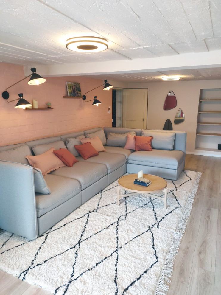 Inspiration för en mellanstor funkis källare ovan mark, med rosa väggar och laminatgolv