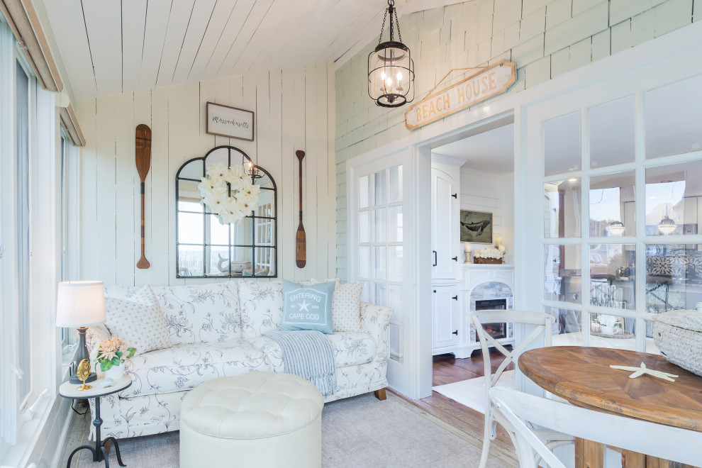 Immagine di una piccola veranda stile marino con parquet chiaro e pavimento bianco