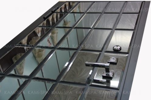 Входные двери в цветном бронированном стекле.