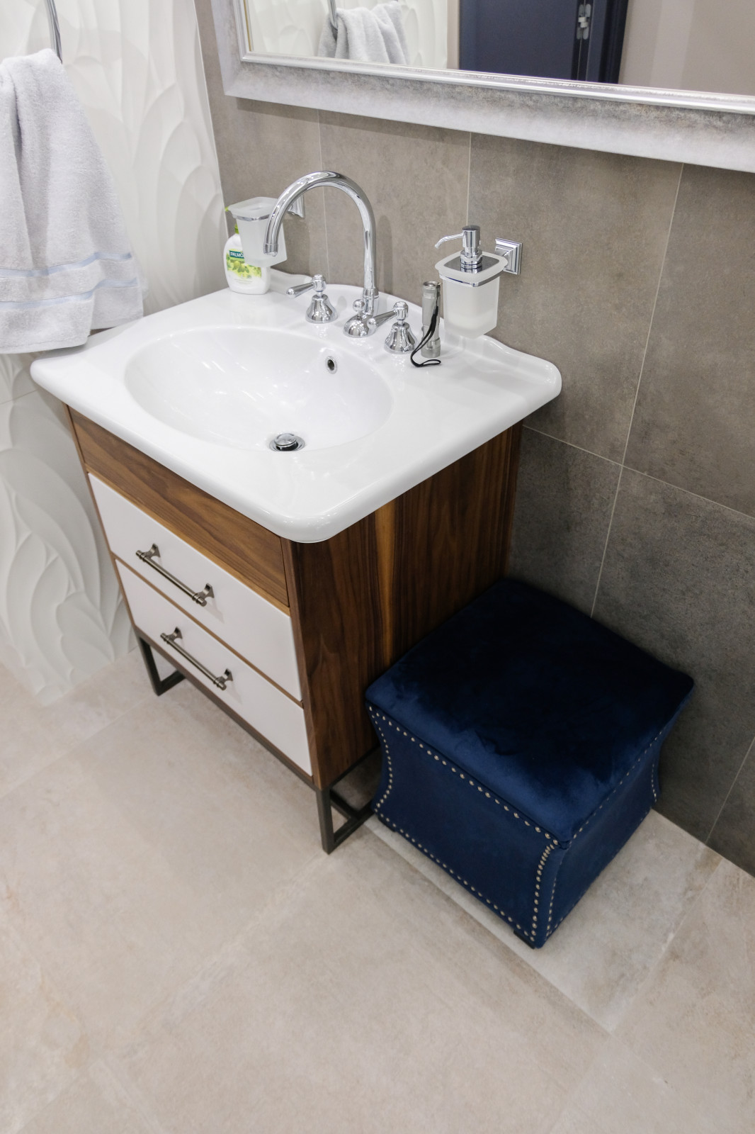 Тумба в ванную из ореха