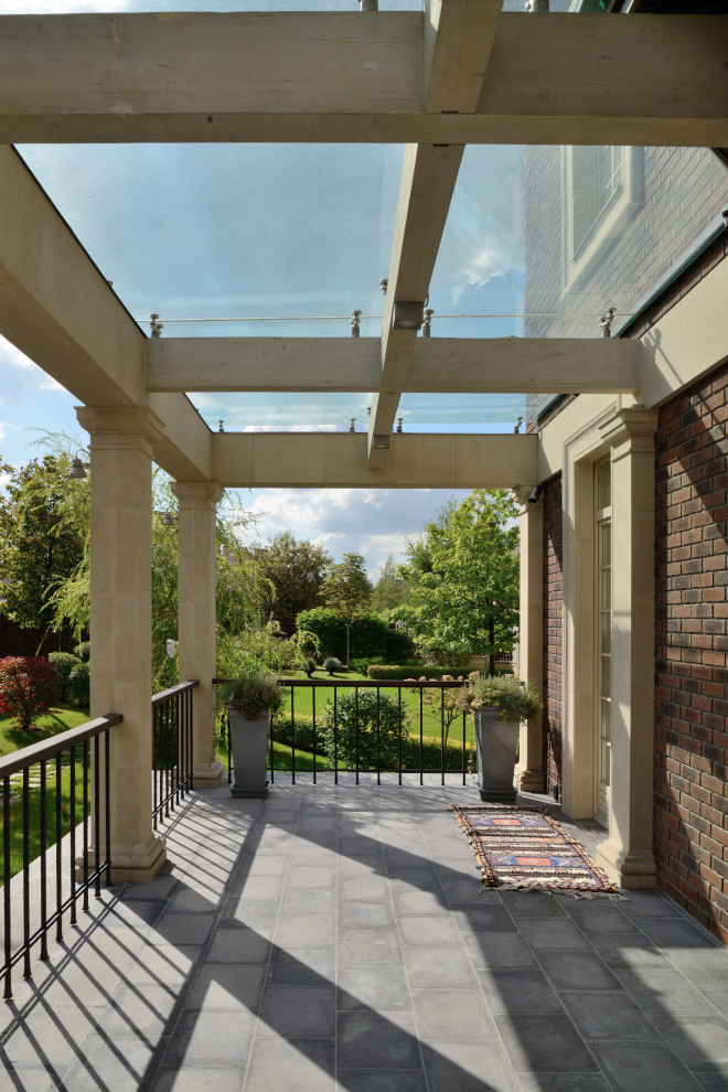 Источник вдохновения для домашнего уюта: пергола на балконе среднего размера в викторианском стиле с металлическими перилами