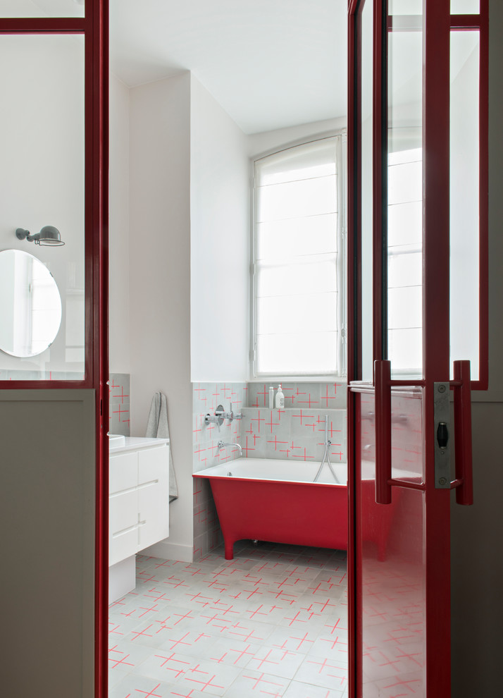 Contemporary bathroom in Paris.