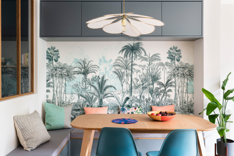 На фото: маленькая столовая в стиле фьюжн с с кухонным уголком, синими стенами, светлым паркетным полом, бежевым полом и обоями на стенах для на участке и в саду с