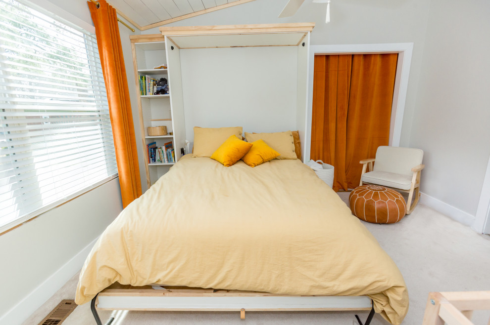 Идея дизайна: маленькая гостевая спальня (комната для гостей) в стиле кантри с серыми стенами, ковровым покрытием, белым полом и потолком из вагонки для на участке и в саду