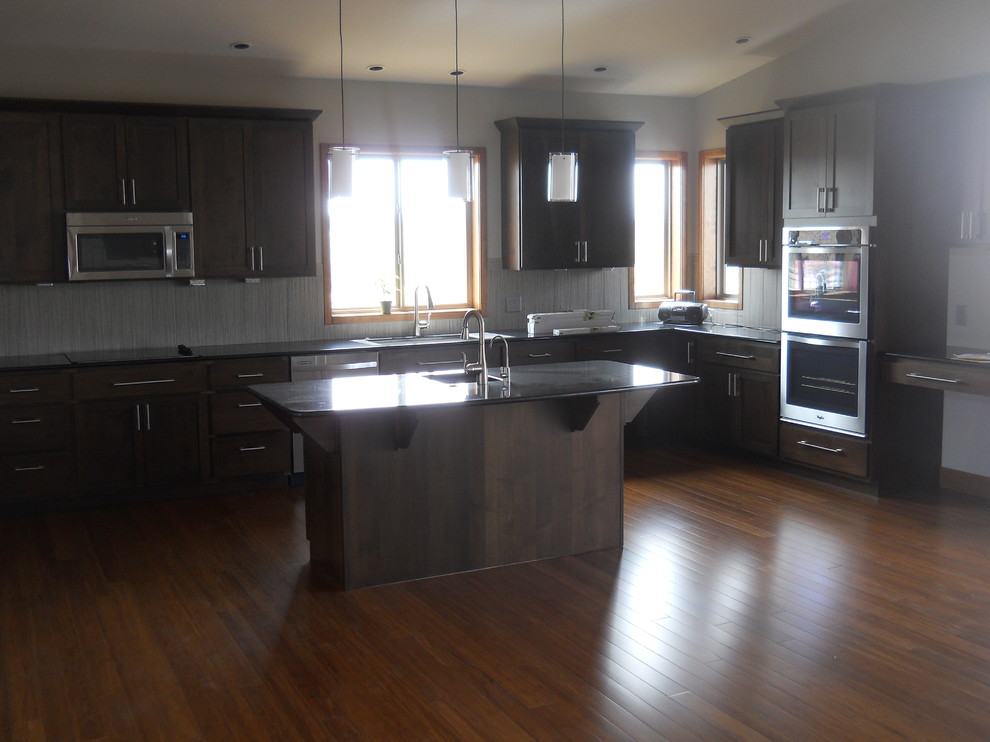 Kitchen - transitional kitchen idea in Denver