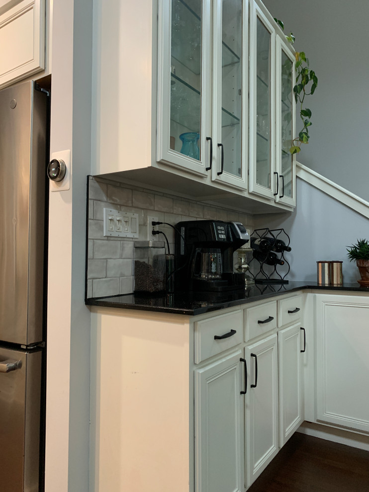 Minimalist kitchen photo in Chicago