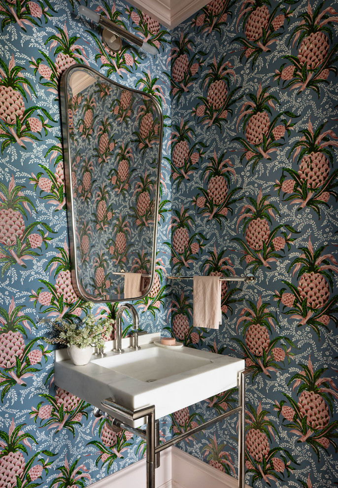 Idee per un ampio bagno di servizio tradizionale con pareti multicolore, parquet chiaro, lavabo sottopiano, top in marmo, pavimento beige e top grigio