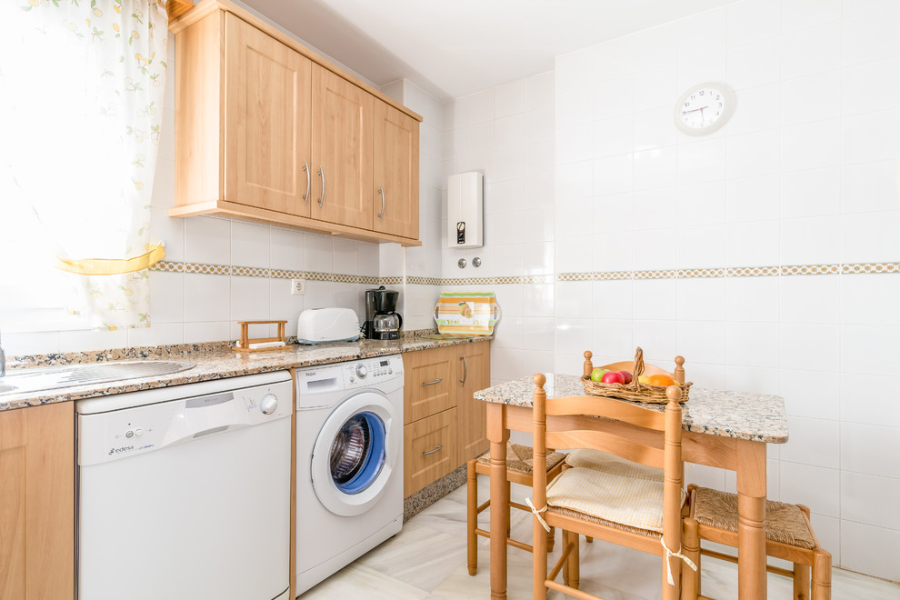 他の地域のおしゃれなキッチンの写真