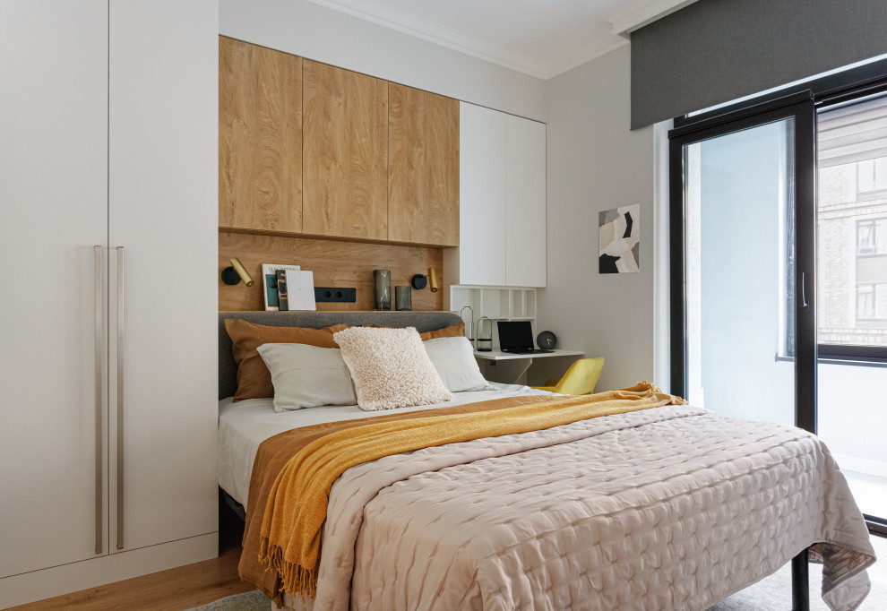 Foto de dormitorio principal y blanco y madera actual pequeño con paredes blancas, suelo de madera en tonos medios y suelo beige