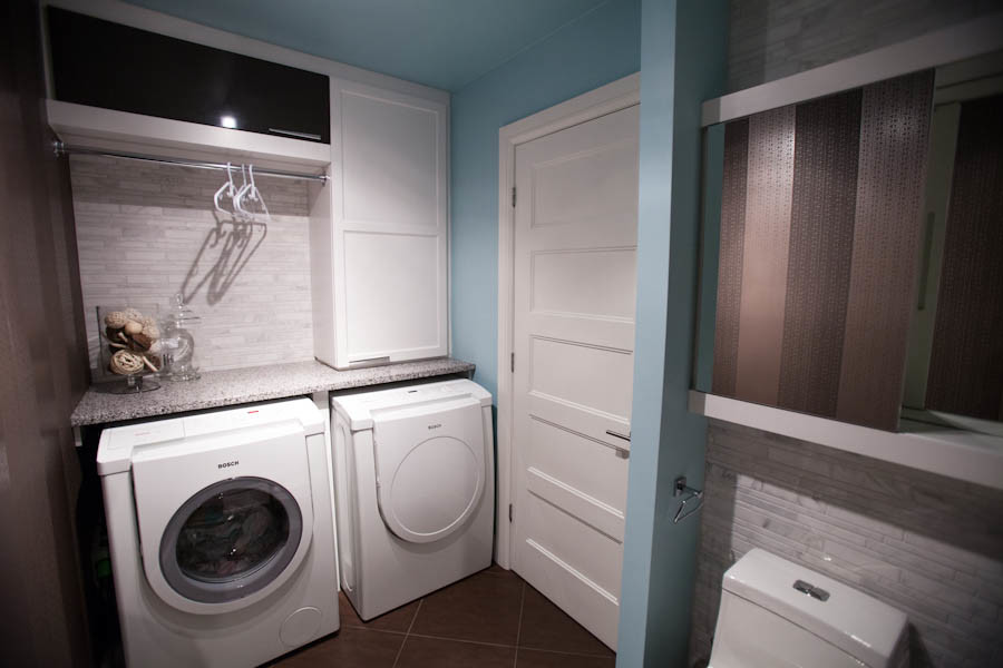 This is an example of a contemporary laundry room in Montreal.