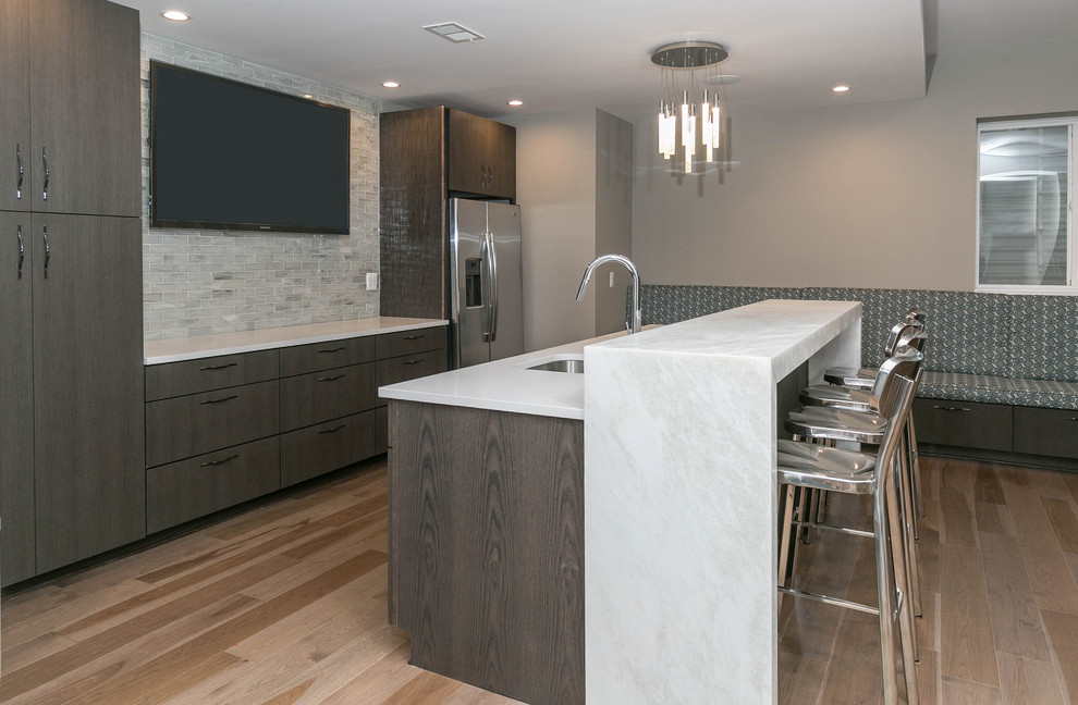 Mid-sized contemporary galley kitchen in Detroit with an undermount sink, flat-panel cabinets, medium wood cabinets, quartz benchtops, beige splashback, subway tile splashback, light hardwood floors and beige floor.