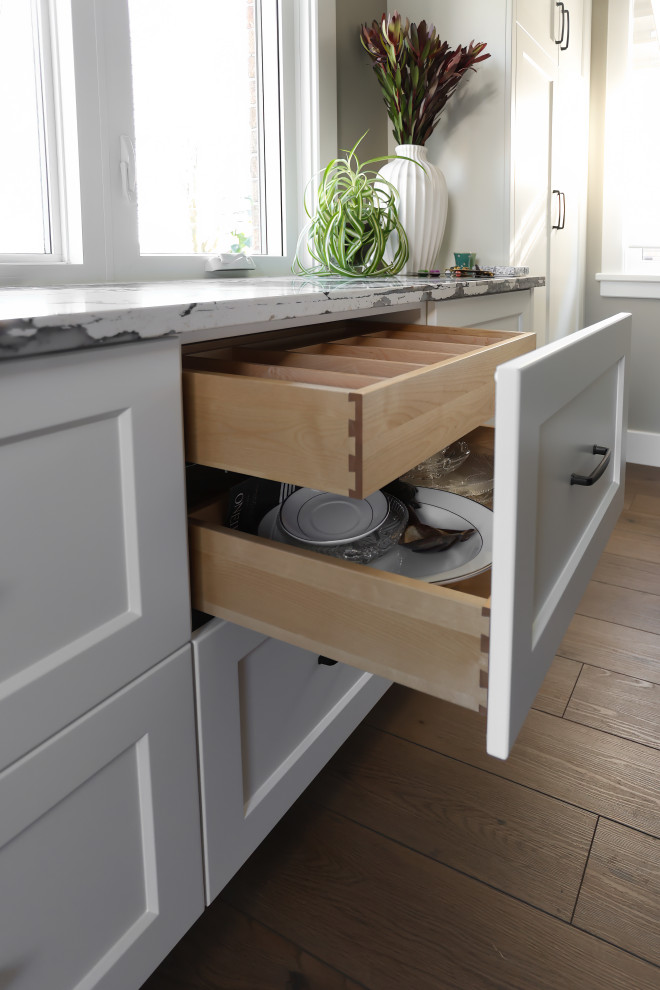 Inspiration for a transitional kitchen remodel in Toronto