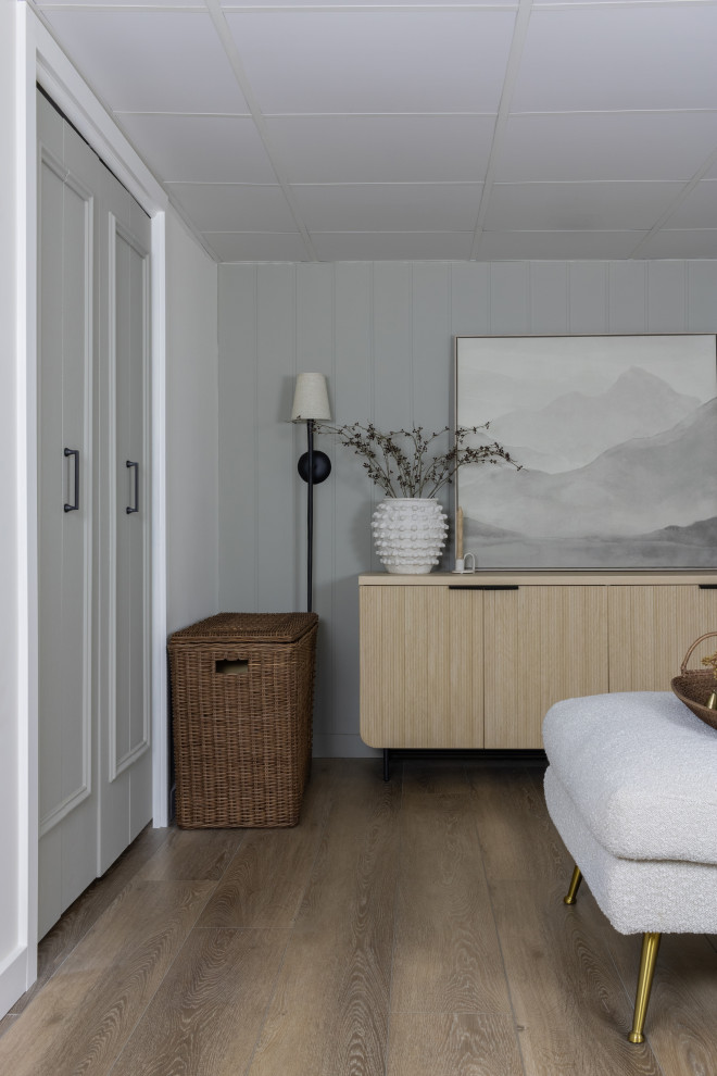 Cette photo montre un salon chic de taille moyenne et fermé avec une salle de réception, un mur gris, un sol en vinyl, un sol marron, un plafond à caissons et du lambris de bois.