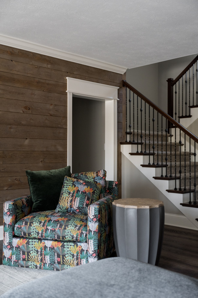 Diseño de sala de estar tipo loft costera de tamaño medio sin chimenea y televisor con paredes multicolor y suelo de madera oscura