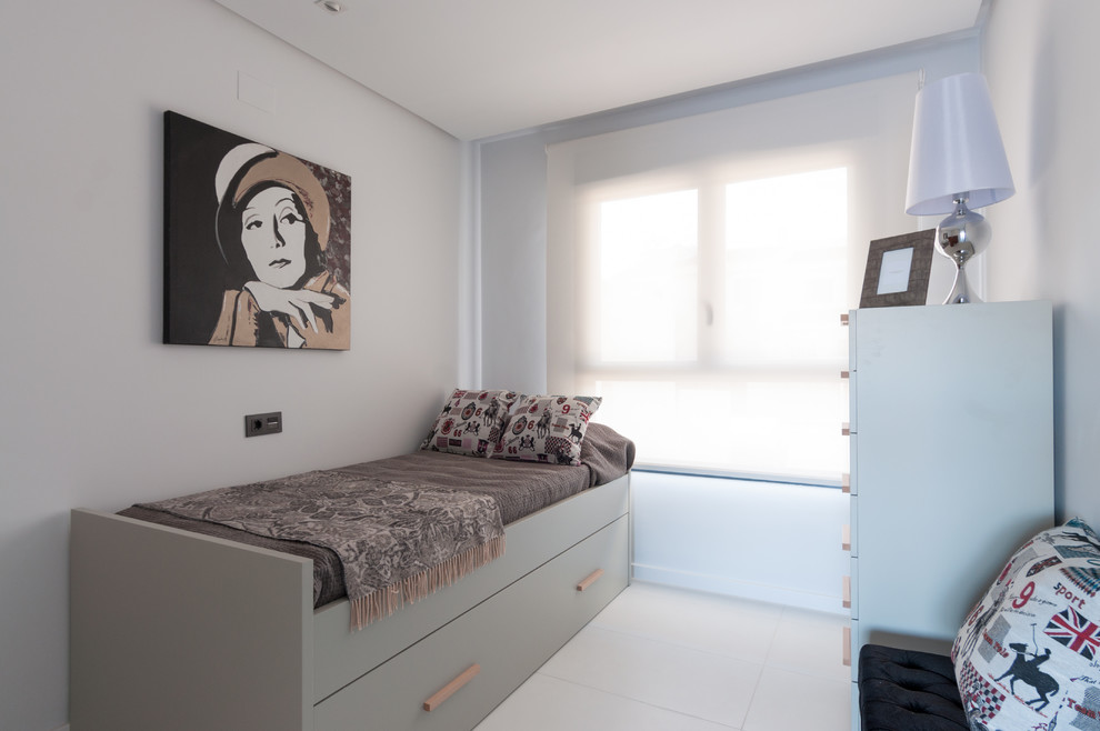 Ejemplo de habitación de invitados tradicional renovada pequeña sin chimenea con paredes blancas y suelo de baldosas de cerámica