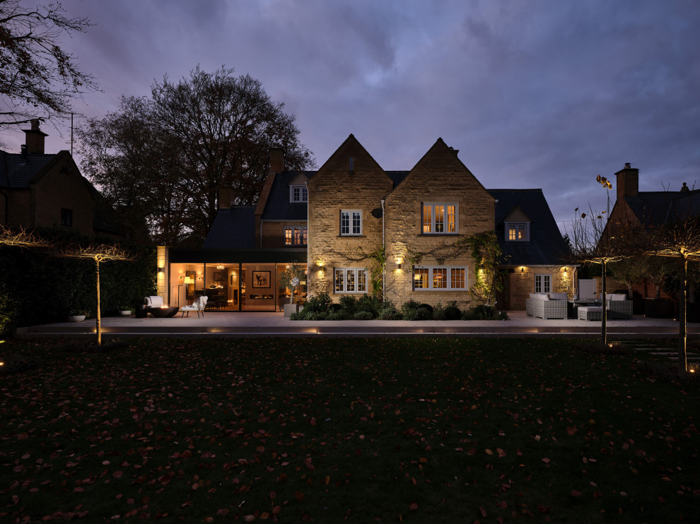 Mittelgroßes, Dreistöckiges Klassisches Einfamilienhaus mit Steinfassade, Satteldach, Ziegeldach und blauem Dach in Gloucestershire