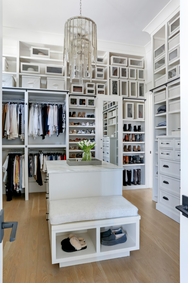 Imagen de armario y vestidor grande con a medida, armarios estilo shaker, puertas de armario blancas, suelo de madera en tonos medios y suelo marrón