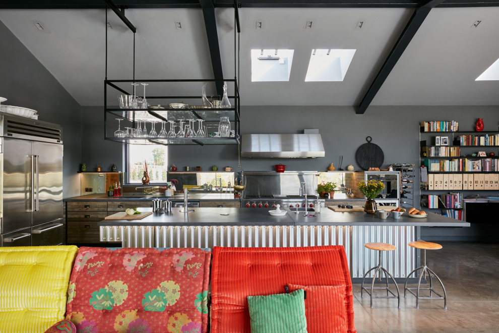 Свежая идея для дизайна: большая кухня в стиле лофт - отличное фото интерьера