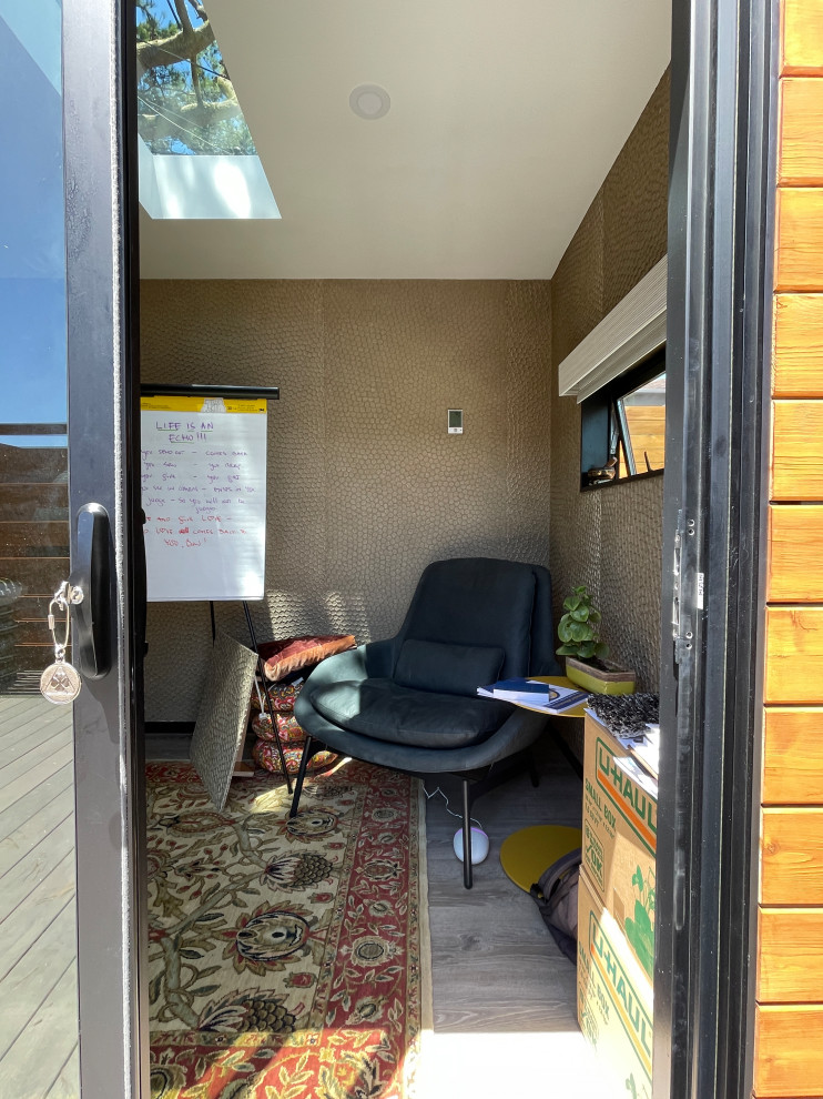 Foto de despacho moderno pequeño con paredes blancas, suelo vinílico, escritorio independiente y suelo gris