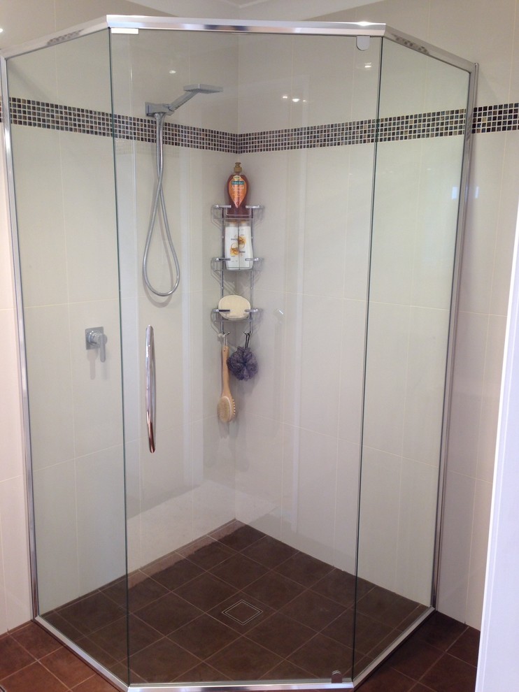 Photo of a mid-sized contemporary bathroom in Sydney with white tile, porcelain tile and a hinged shower door.